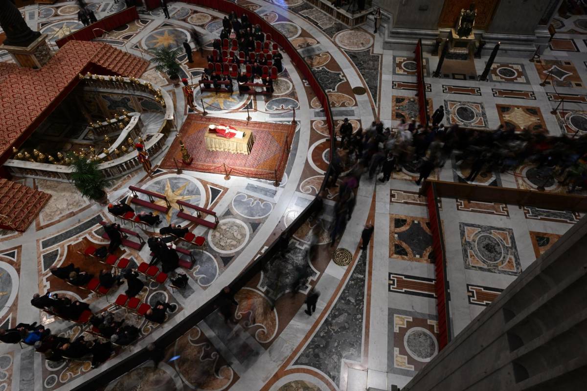 El cuerpo de Benedicto XVI reposa ya en el féretro preparado para el funeral