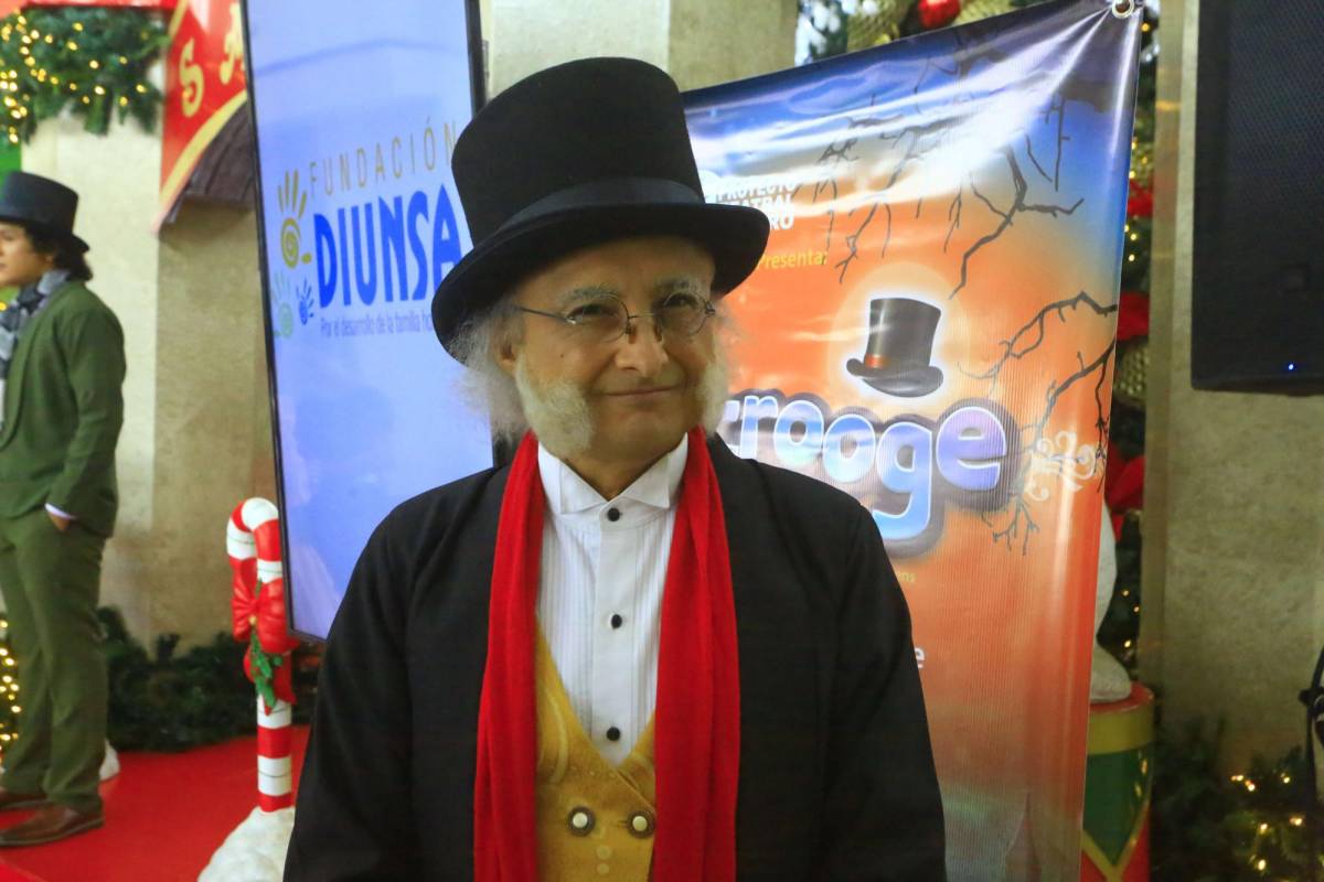 El actor hondureño Damario Reyes vuelve a meterse en la piel del amargado y avaro Ebenezer Scrooge.