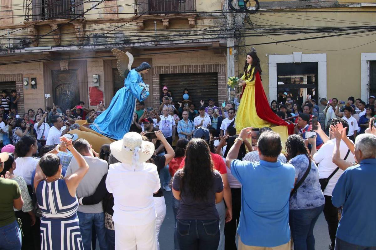 ¡Jesús resucitó!”, grita con alegría la feligresía católica en Comayagüela