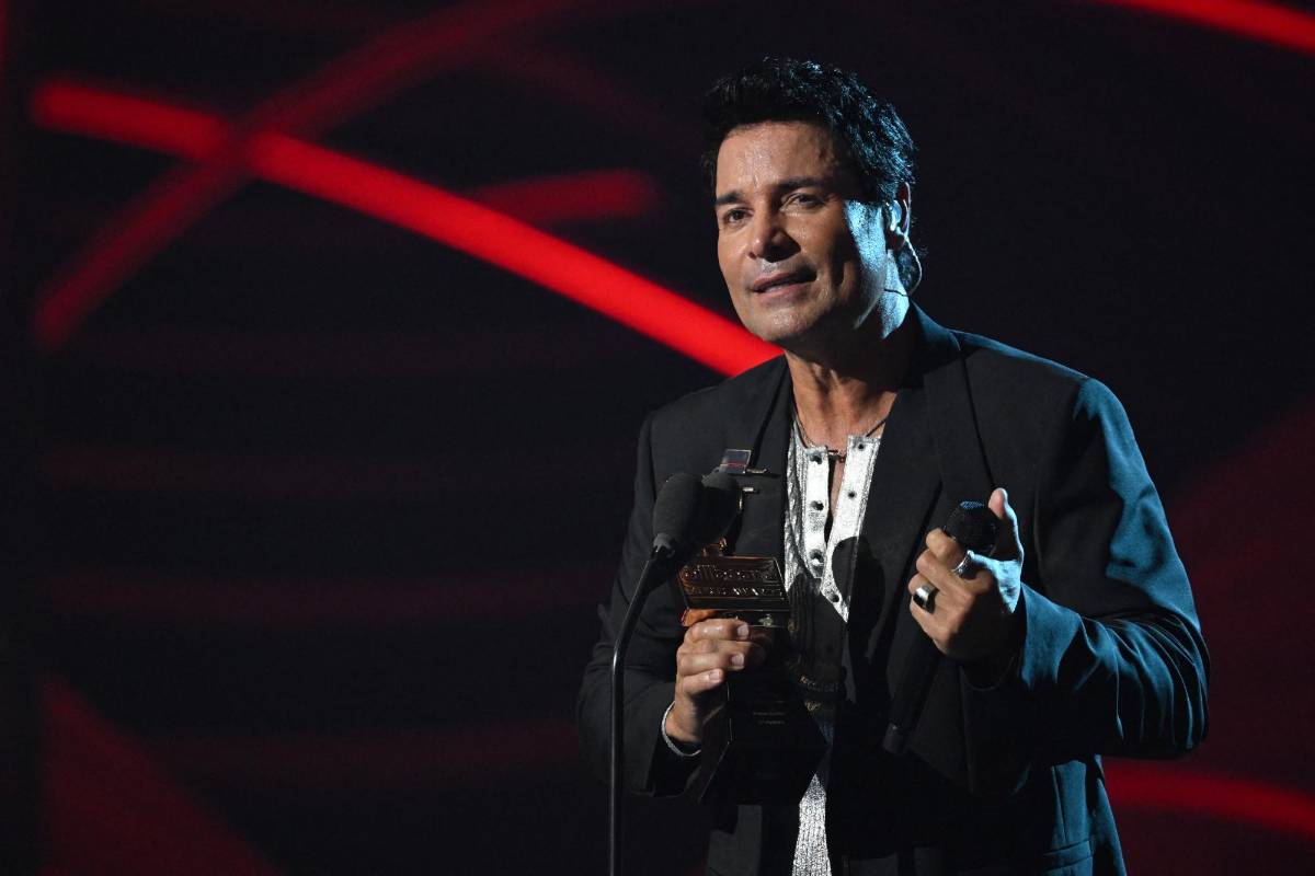 El Premio Icono fue el que se le otorgó a Chayanne entre sonoros aplausos y ovaciones. Antes de recibirlo, el astro boricua tomó el escenario para cantar por primera vez en televisión su tema “Como tú y yo”.