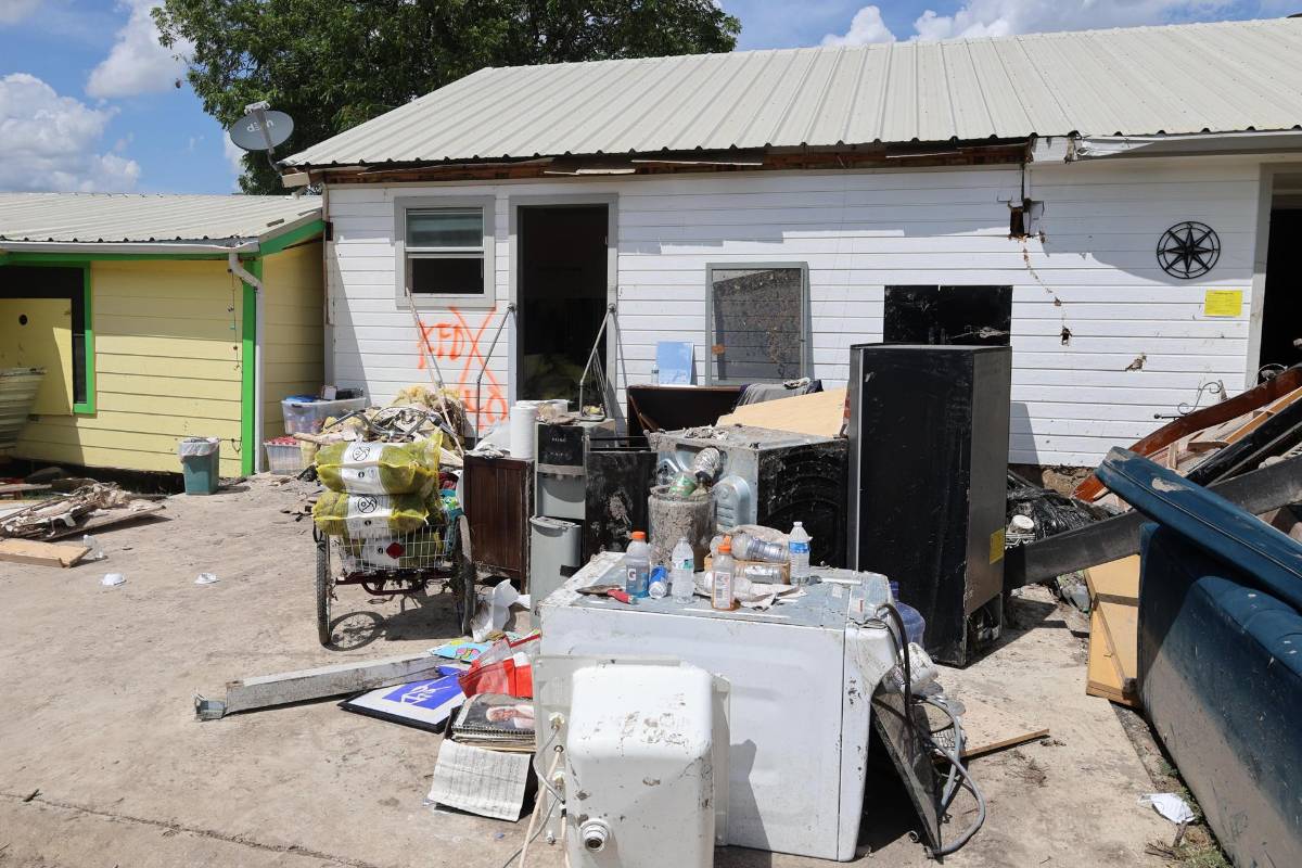 Rescatistas mexicanos ayudan en el corazón del desastre en Texas