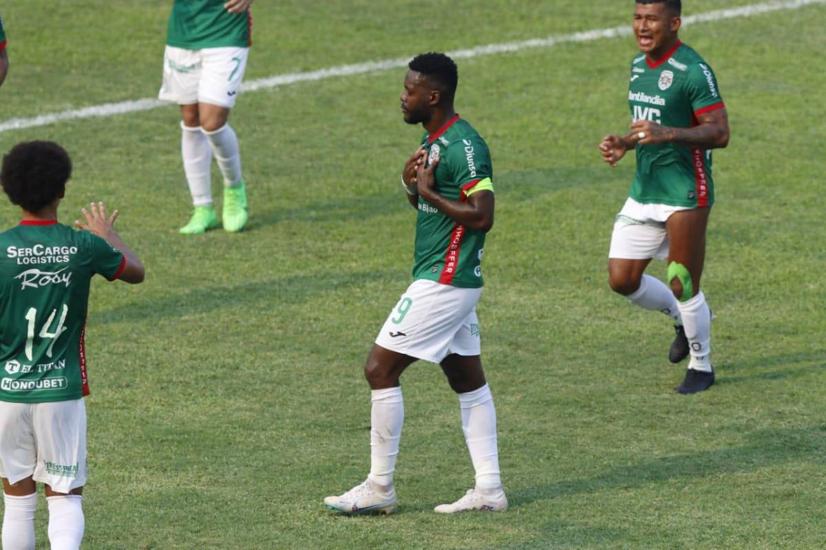 Clayvin Zúniga celebrando su gol. Luego se fue lesionado.