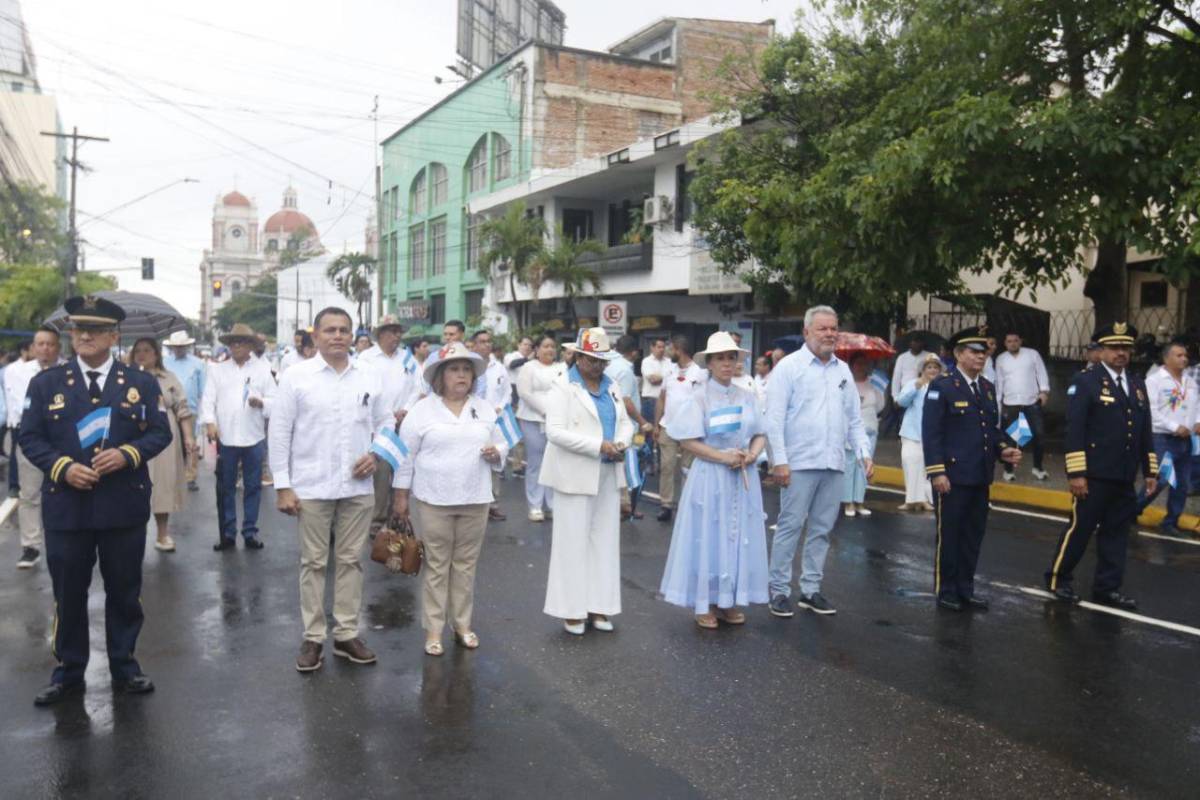 Alcalde Roberto Contreras encabeza el desfile municipal en San Pedro Sula