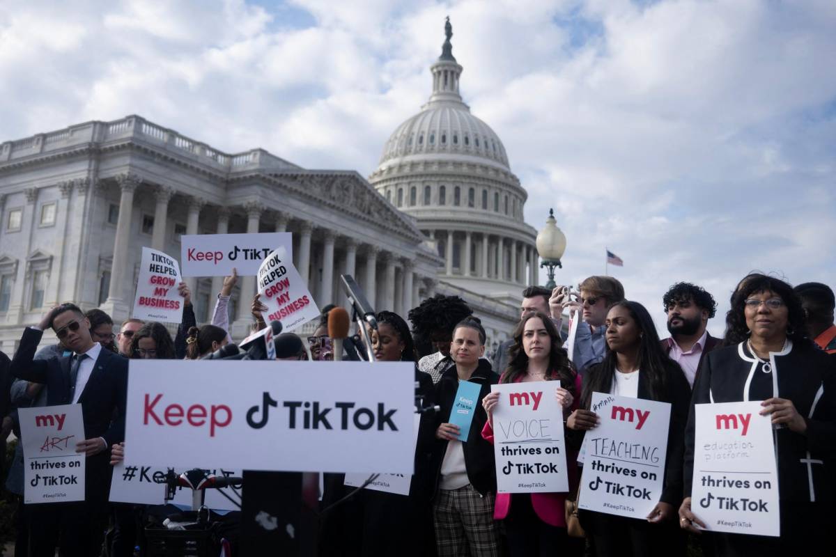 Un grupo de maestros y tiktokers protestó ante el Congreso contra el posible veto a la aplicación china en EEUU.