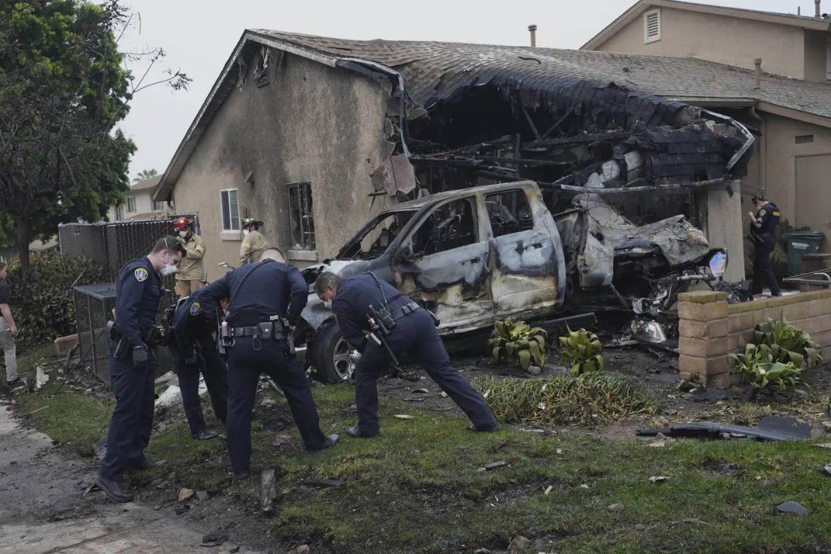 Dos muertos y varios heridos al estrellarse avioneta en un barrio de San Diego