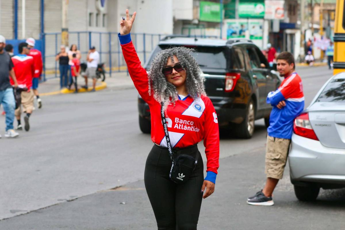 Olimpia-Motagua: Exgoleador aparece como Policía, susto y chica del 911 cautiva