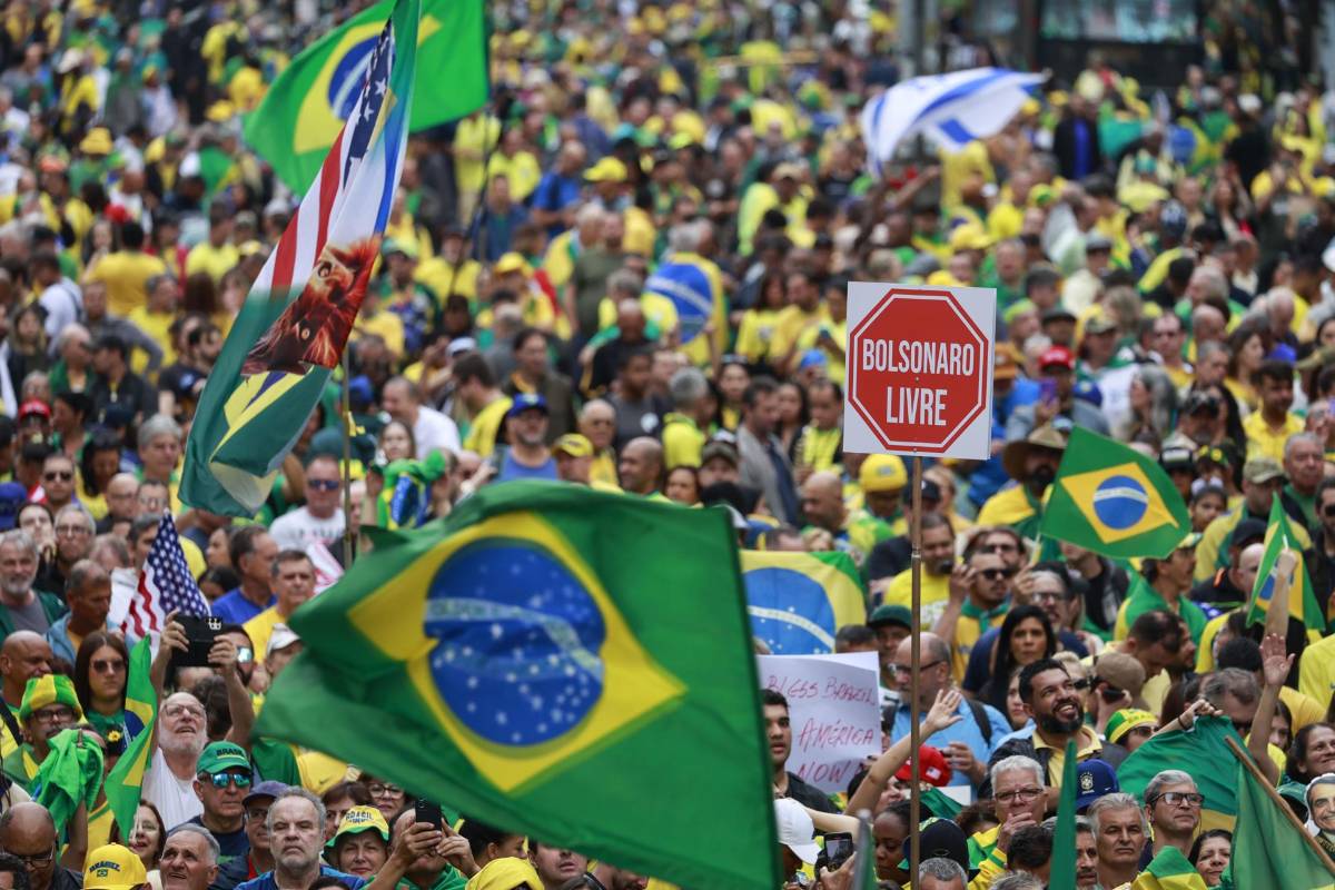 Miles salen a las calles en defensa de Bolsonaro ante juicio por golpismo
