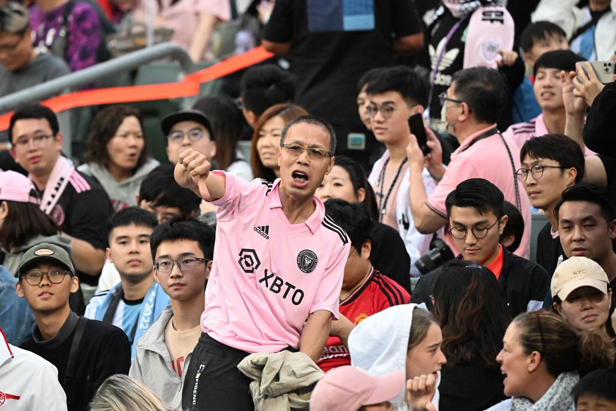 La ausencia de Messi en el campo enfadó mucho a los aficionados hongkoneses.