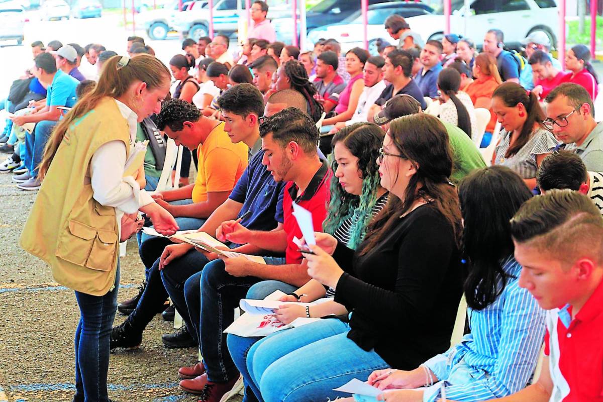 Jóvenes hondureños, desesperados por un empleo