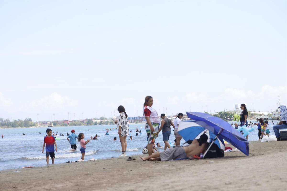 Cientos de hondureños disfrutan del Sol y la arena en las playas de Puerto Cortés