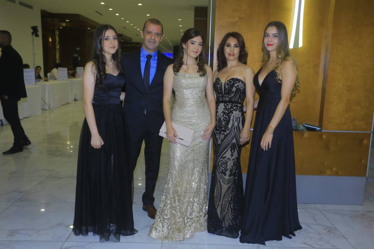Los jovencitos y familiares lucieron muy elegantes.
