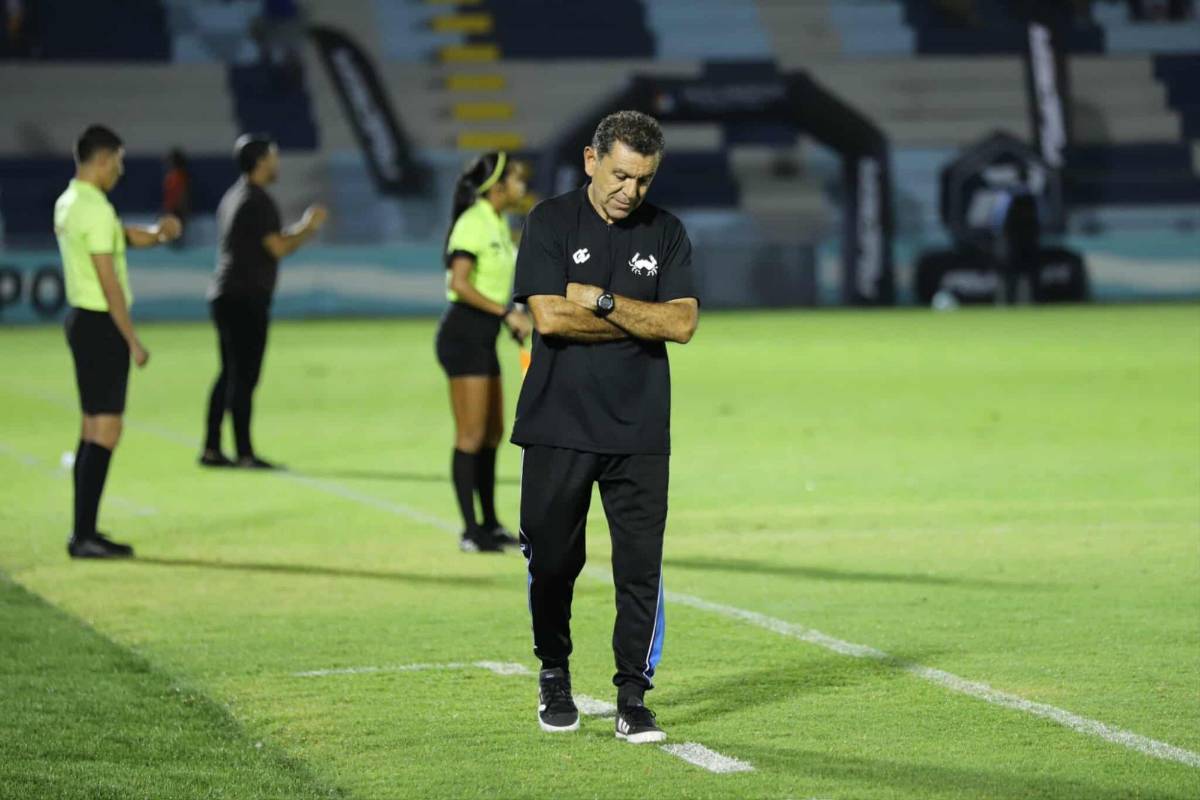 Estadio Ceibeño estrenó su cancha: aguacero, bellezas y bronca en Victoria-Herediano