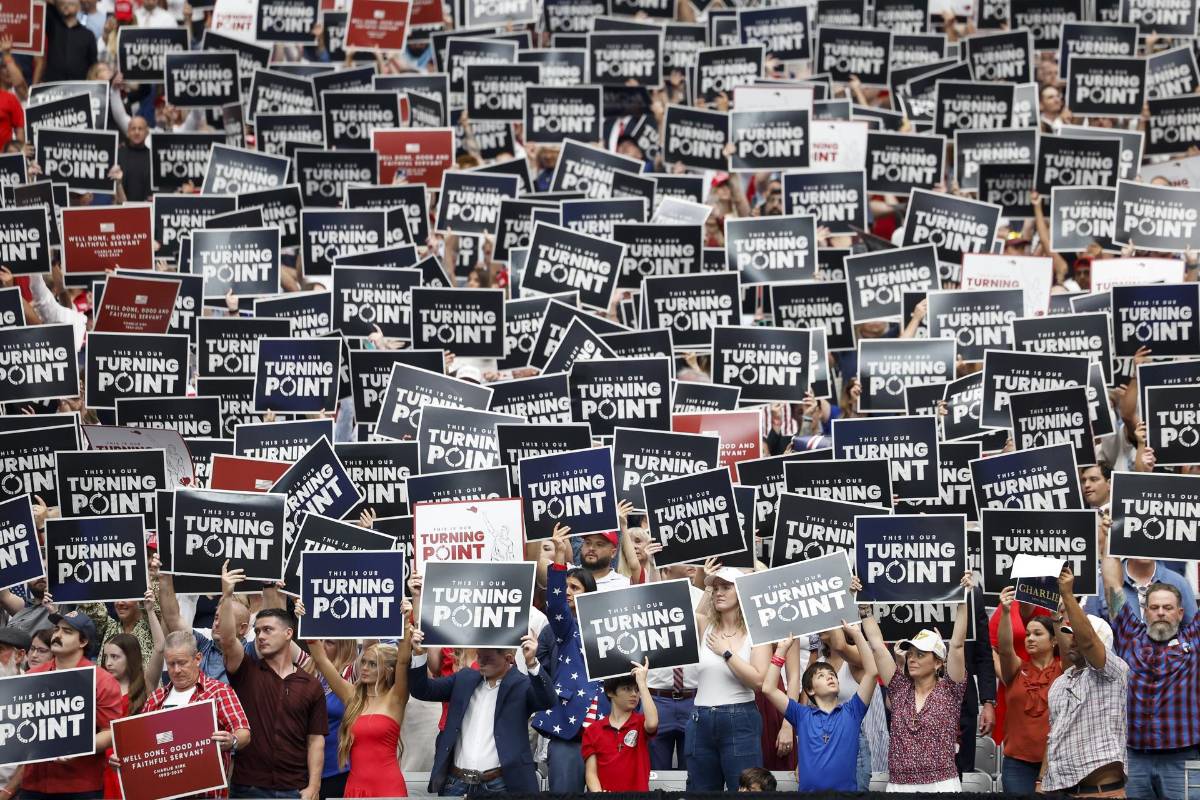 Miles de seguidores de Charlie Kirk se dan cita en Arizona para despedirlo junto a Trump