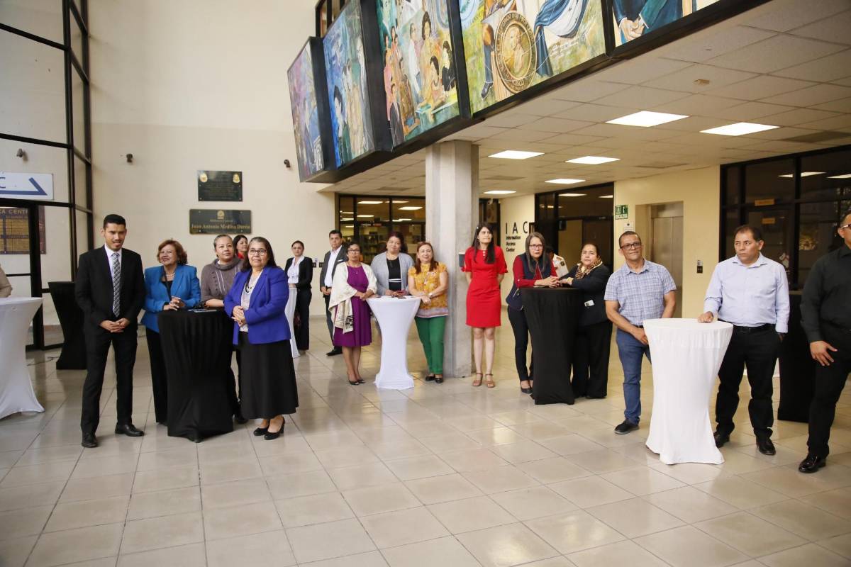 Los asistentes disfrutaron de un coctel luego del corte de cinta que dio por inauguradas las instalaciones.