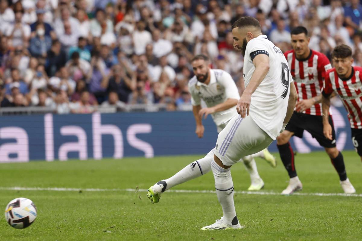 Benzema marcó de penal su último gol como jugador del Real Madrid.
