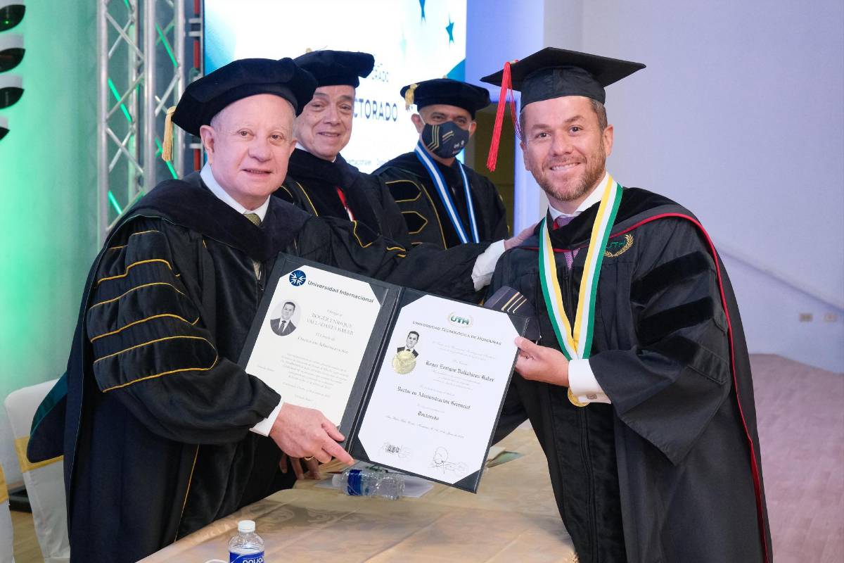 UTH gradúa a 170 nuevos profesionales