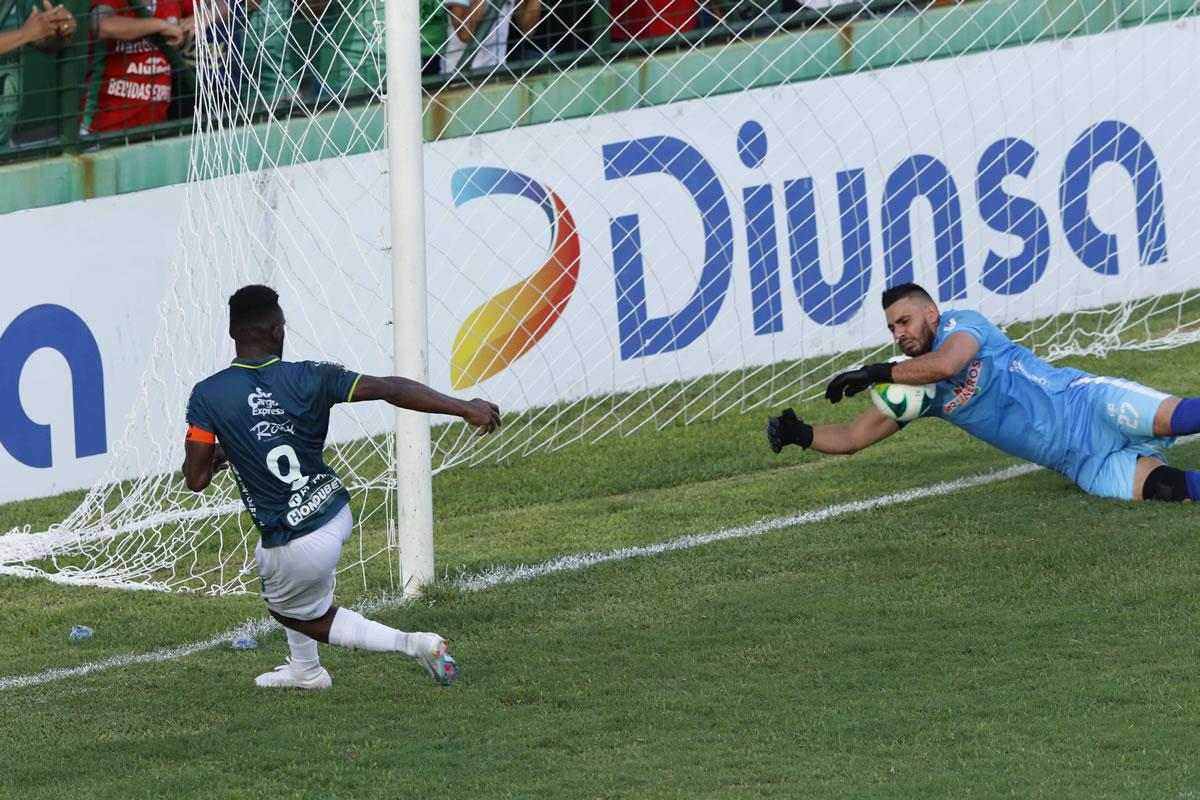 Así marcó Clayvin Zúniga el gol del empate del Marathón ante la Real Sociedad. Francisco Reyes tocó el balón, pero terminó en el fondo.