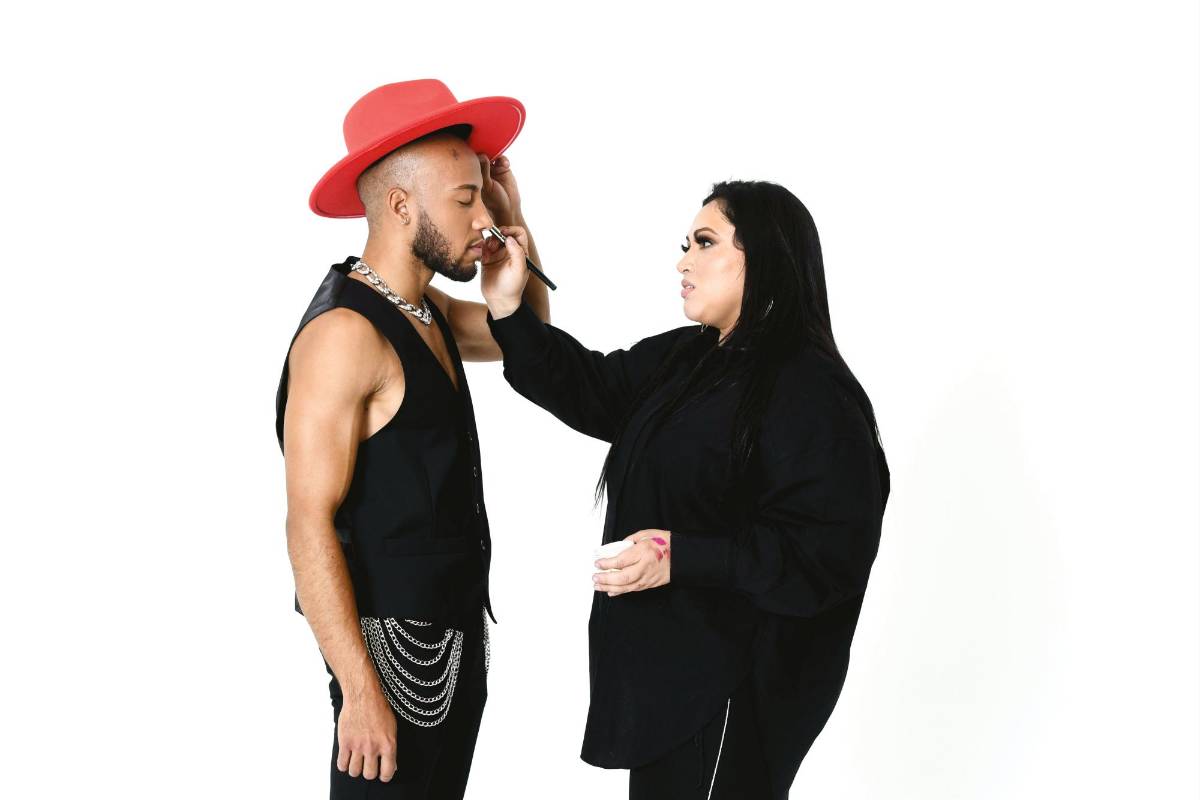 Hondureña triunfa como maquillista de famosos