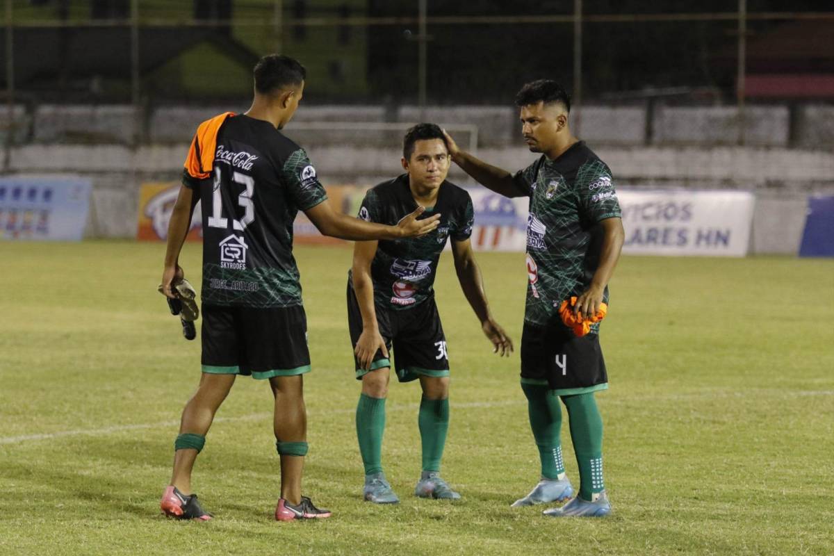 Jugadores del Lone FC lamentaron la eliminación a manos del Platense.