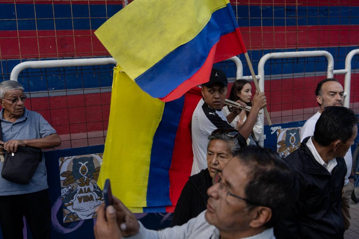 Simpatizantes del candidato presidencial Fernando Villavicencio se reunieron la semana pasada después de su asesinato en Quito, la capital.