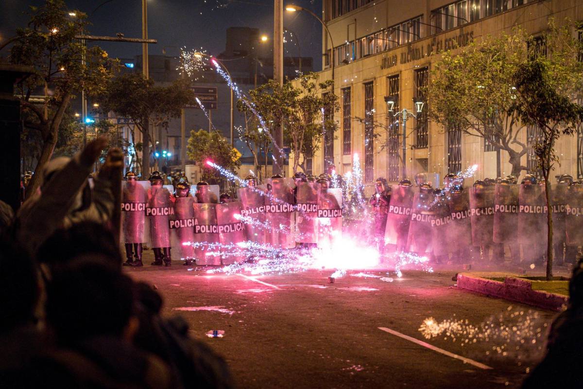 Un muerto y decenas de heridos en violentas protestas contra el Gobierno de Perú