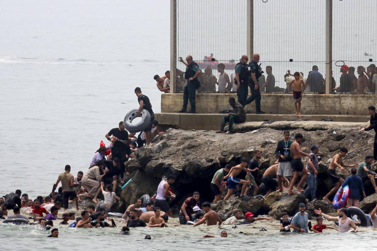 El caos se apodera de la frontera de Ceuta: miles de jóvenes quieren llegar a España