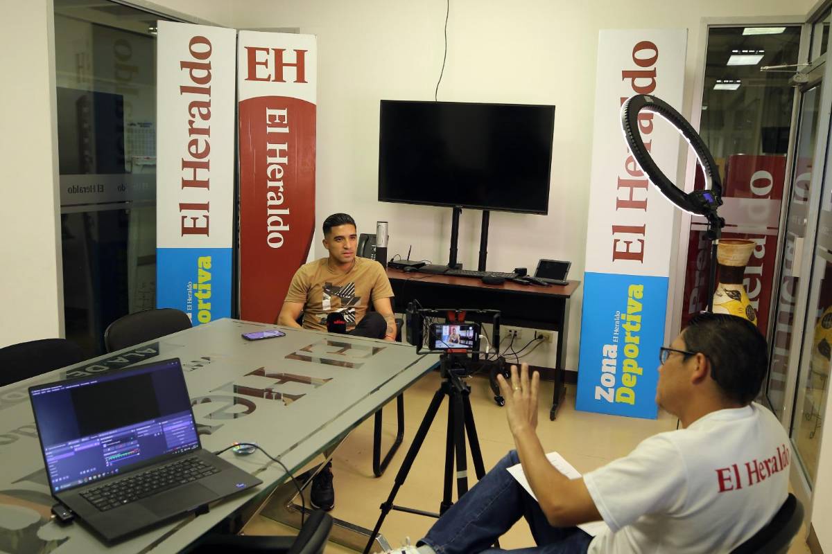 Michaell Chirinos en las instalaciones de EL HERALDO en su entrevista con nuestro periodista Erlin Varela.