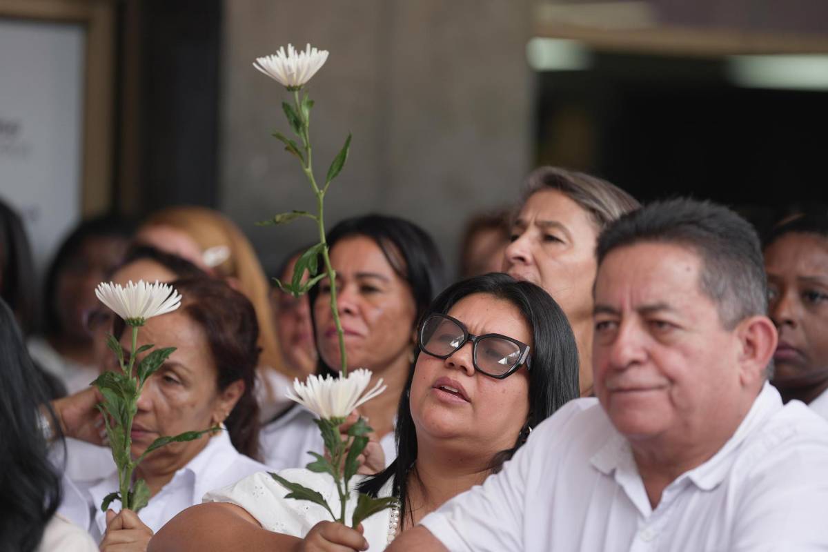 Los colombianos dan el último adiós a Uribe Turbay con flores blancas en el Capitolio