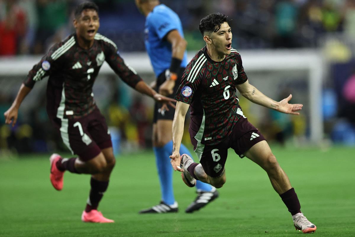 Gerardo Arteaga corre a celebrar su gol que le dio la victoria a México ante Jamaica.
