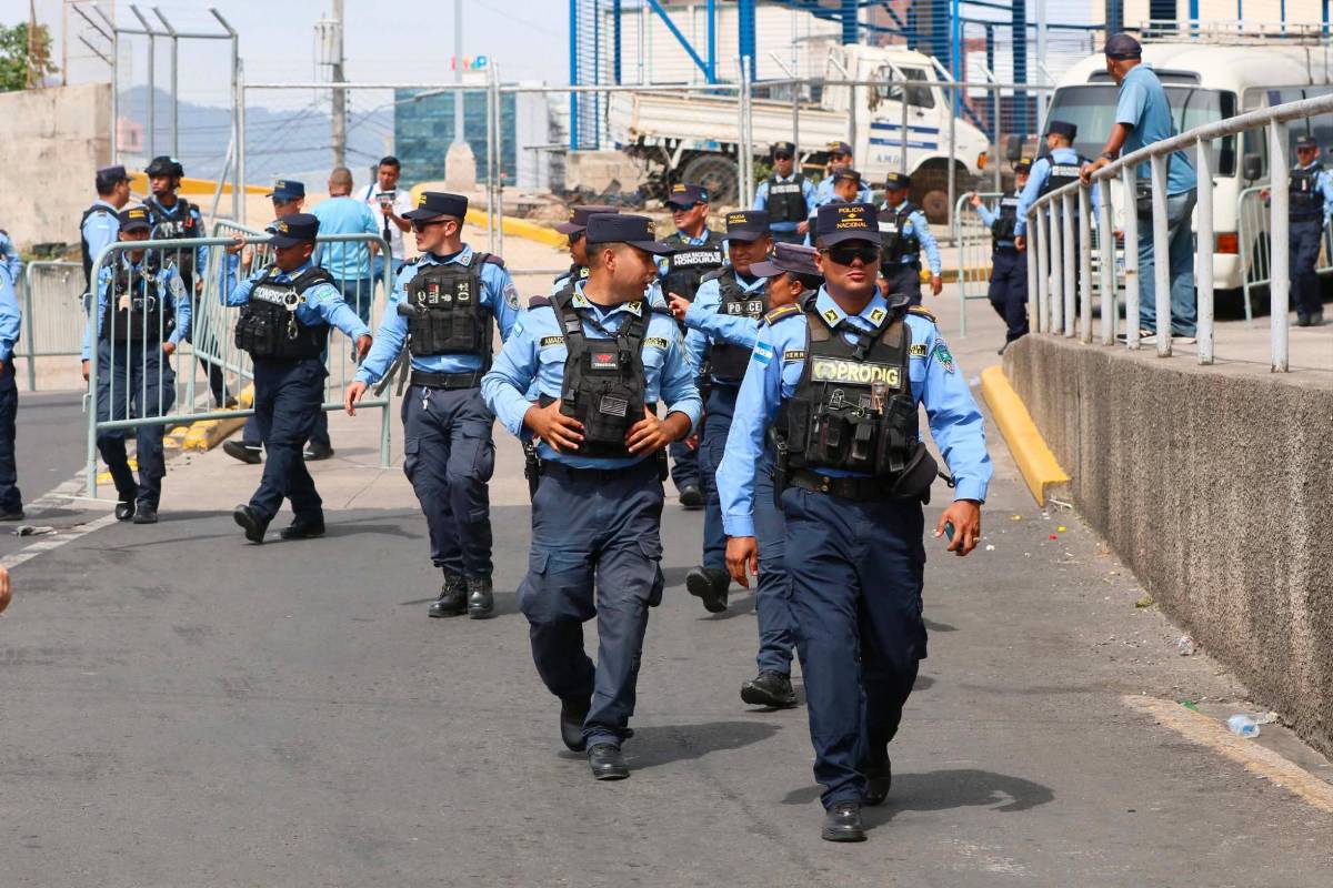 Olimpia-Motagua: Exgoleador aparece como Policía, susto y chica del 911 cautiva
