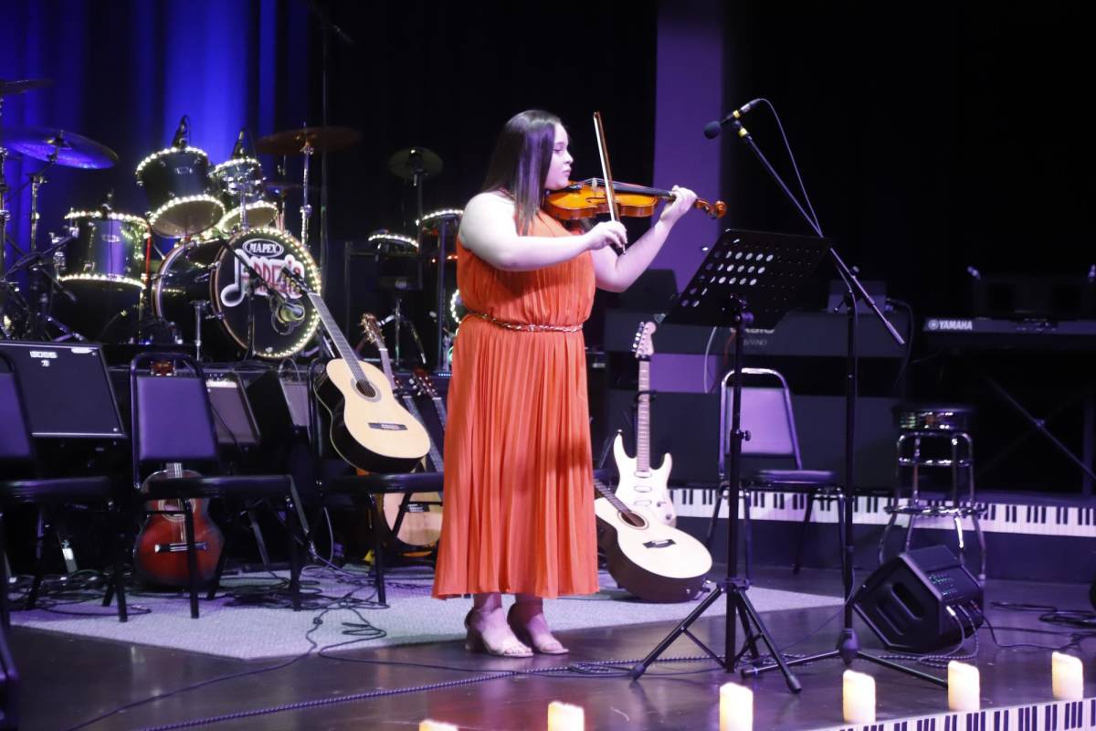 Helen Dariana Alvarado Castro deleitó a los asistentes al tocar unas melodías en violín.