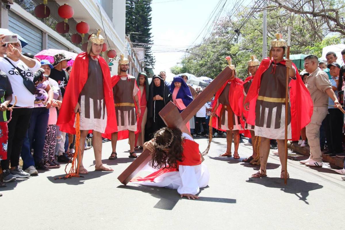 Con fe y devoción, hondureños reviven la Pasión de Cristo en Viernes Santo