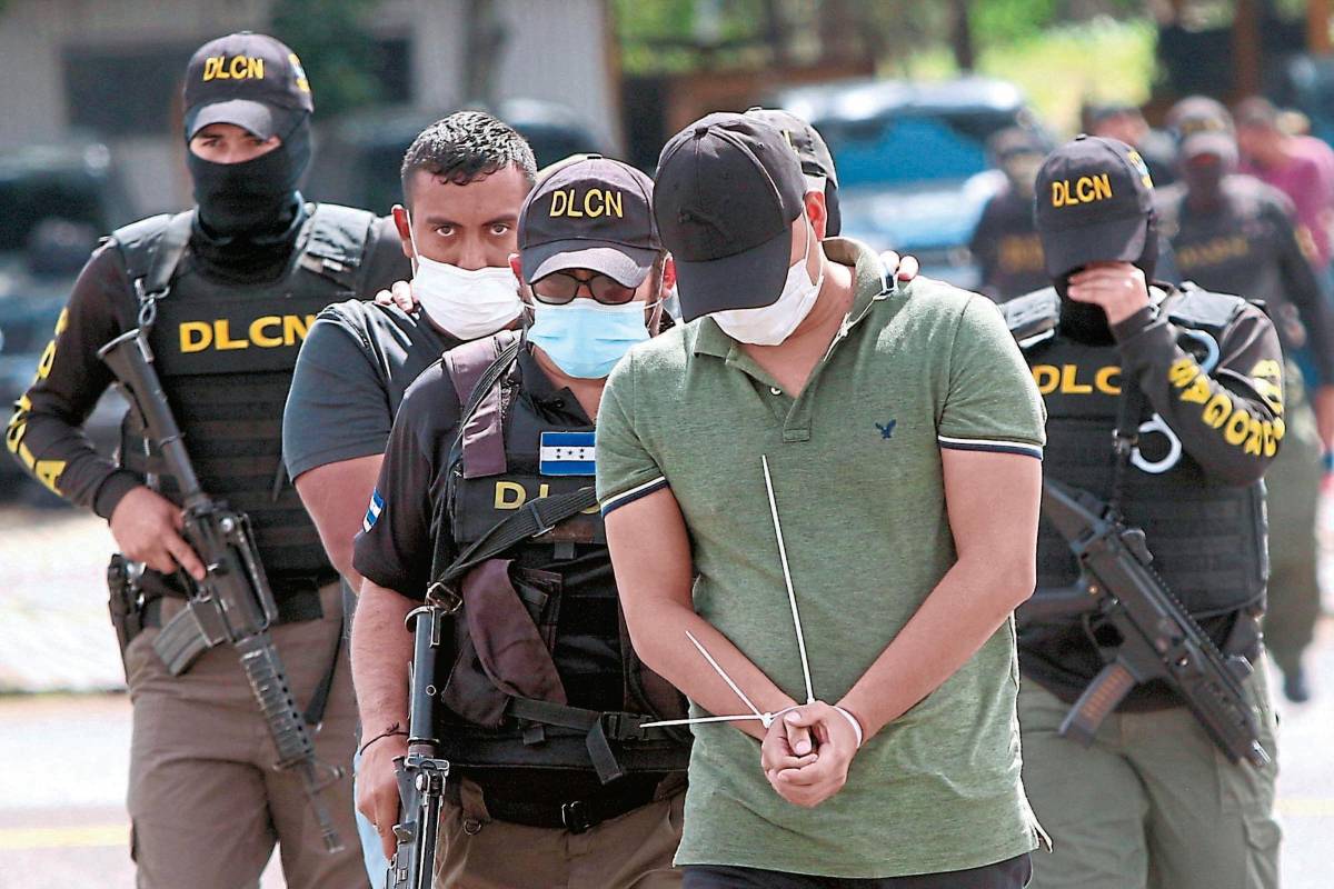 Investigan a otros 20 policías ligados al tráfico de cocaína