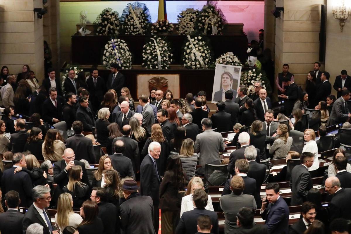 Los colombianos dan el último adiós a Uribe Turbay con flores blancas en el Capitolio