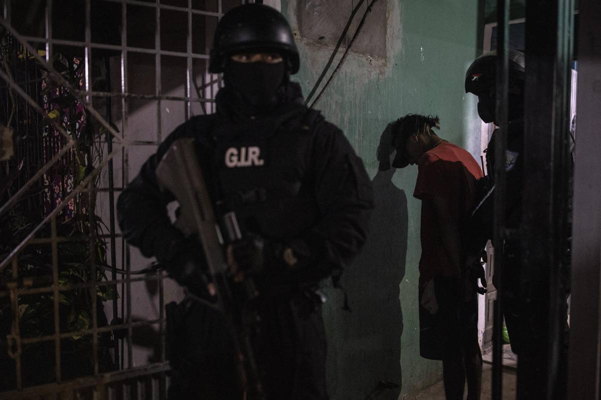 Policías deteniendo a un hombre en mayo en Durán, en Ecuador. Durante la detención, la madre del hombre, Ana, insistía en que su hijo era un consumidor de drogas, no un traficante.
