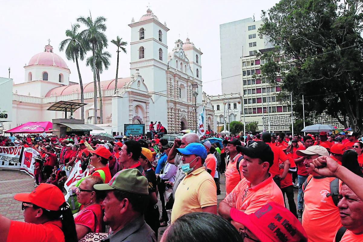 Las manifestaciones de los sindicatos se realizaron en paz y tranquilidad con la presencia de activistas de Libre. Desde barrio La Granja en el bulevar Económica Europea hasta el parque central en la capital. Hubo actos culturales.
