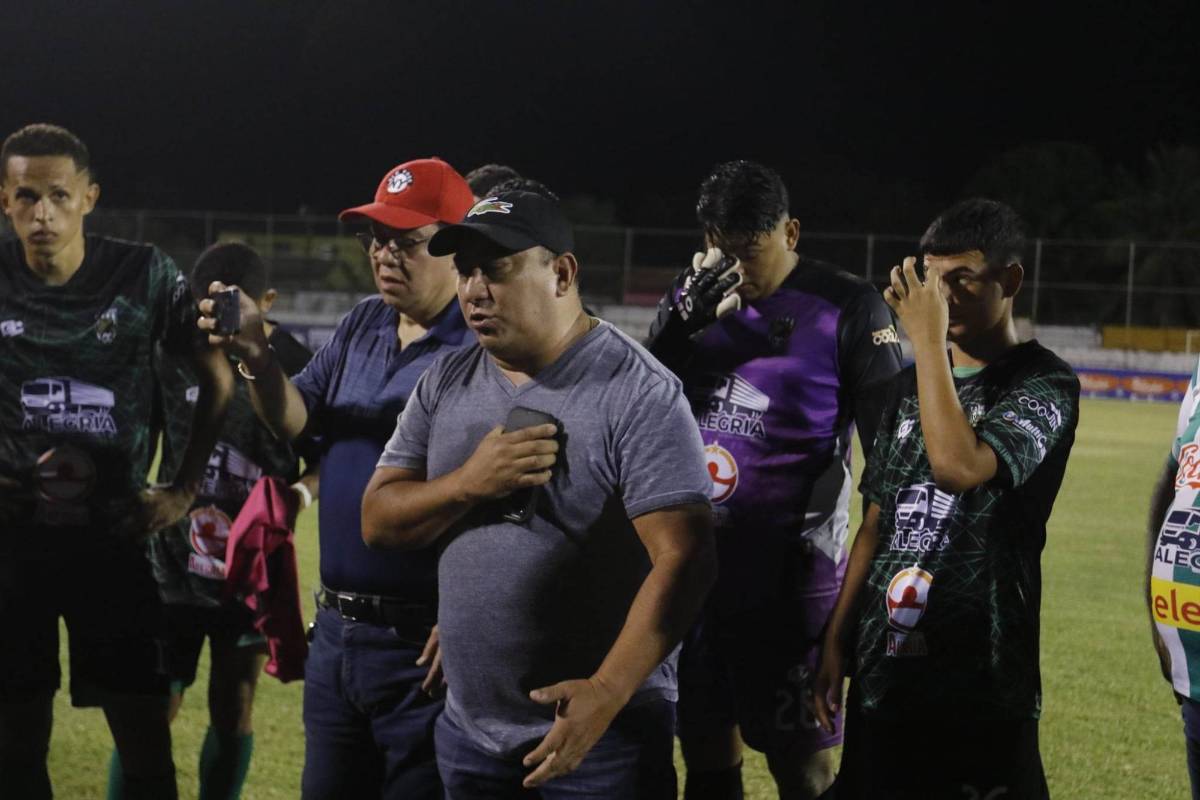 <b>Orsy Alegría, presidente del San Juan, felicitó a la plantilla tras el final del juego ante Platense.</b>