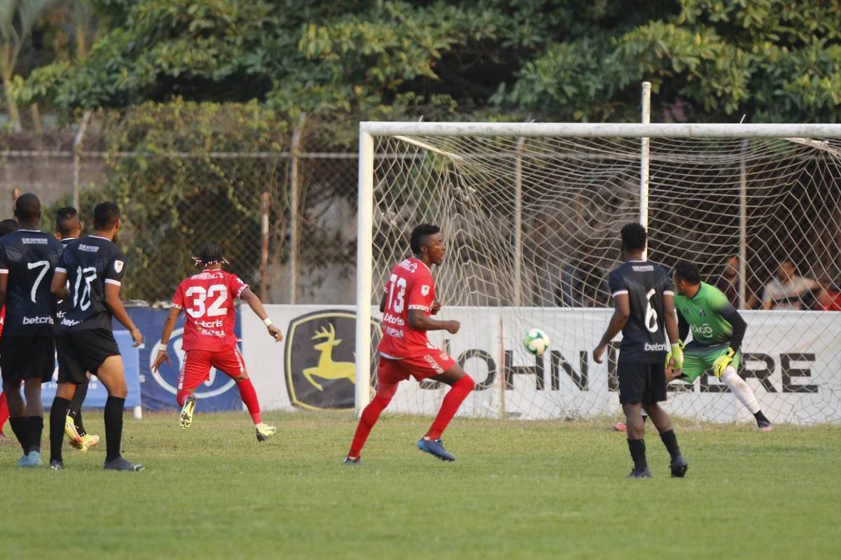 El balón se marchó al fondo de las redes tras el tiro libre del “Camello Delgado.