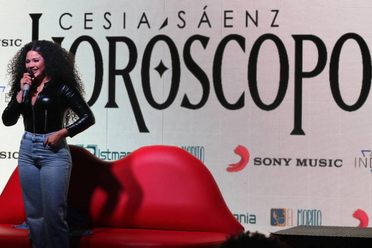 Cesia Sáenz durante su disertación ante los invitados especiales.