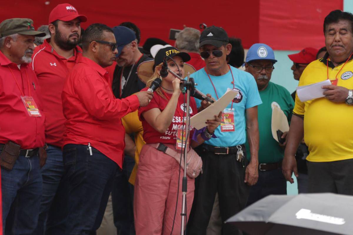 Políticos de Libre roban protagonismo a obreros en marcha del Día del Trabajador