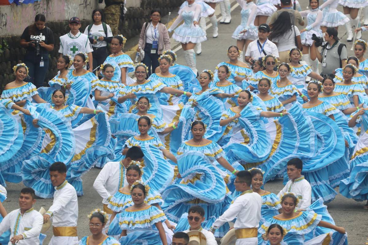 El Salvador conmemora su independencia con desfile de militares y estudiantes