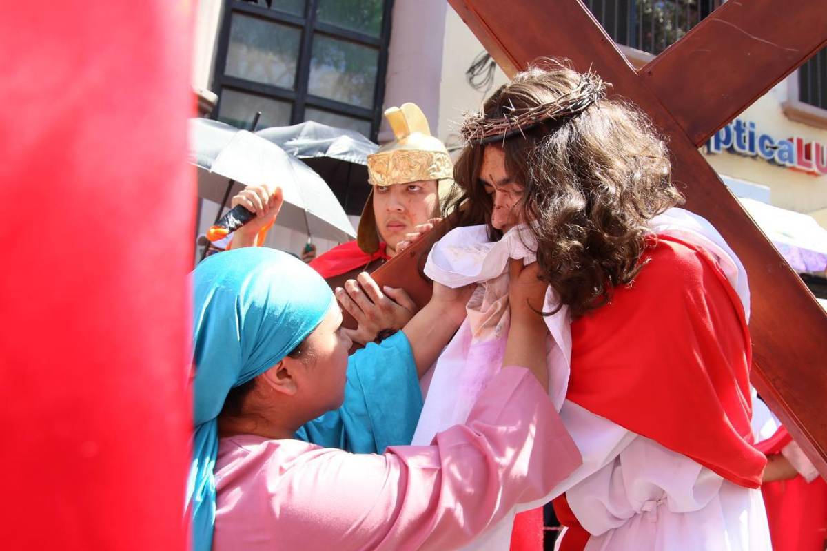 Con fe y devoción, hondureños reviven la Pasión de Cristo en Viernes Santo