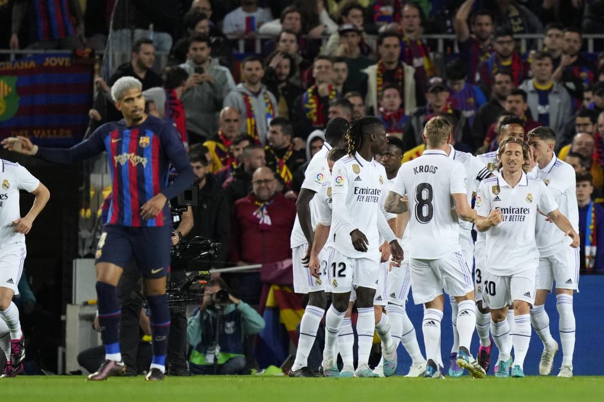 Jugadores del Real Madrid celebrando mientras Araújo se lamenta por el autogol.