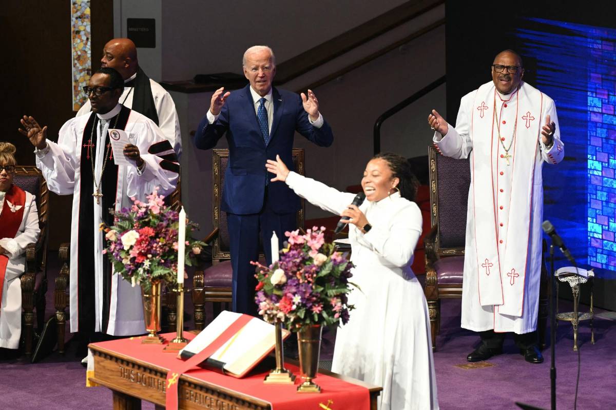 Biden bromea sobre su edad y dice que el mundo mira a Estados Unidos