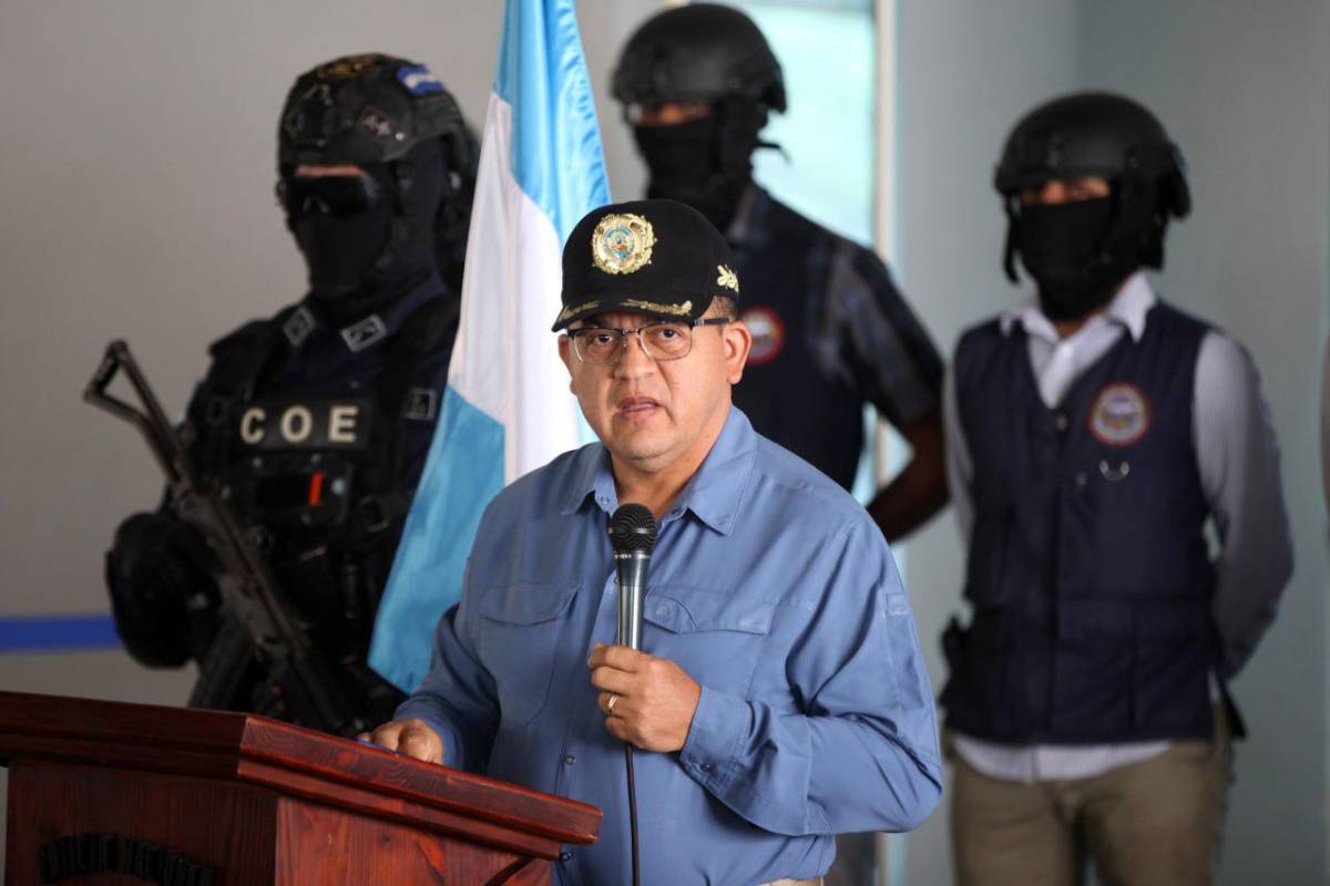 Bañadas en oro: el poderoso armamento decomisado por Honduras