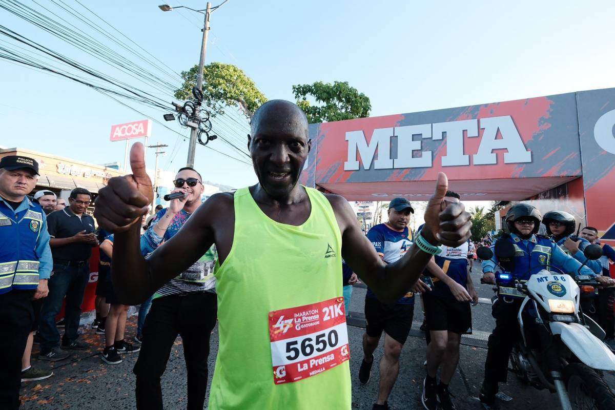 Julius Kibet tras cruzar la meta y proclamarse ganador de la 47 Maratón de LA PRENSA