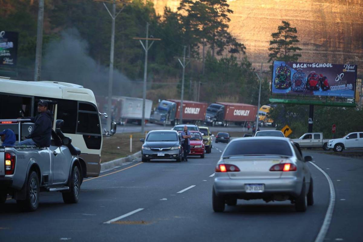 Tráfico vial en entradas y salidas de Tegucigalpa debido a una protesta de conductores del transporte de carga pesada.