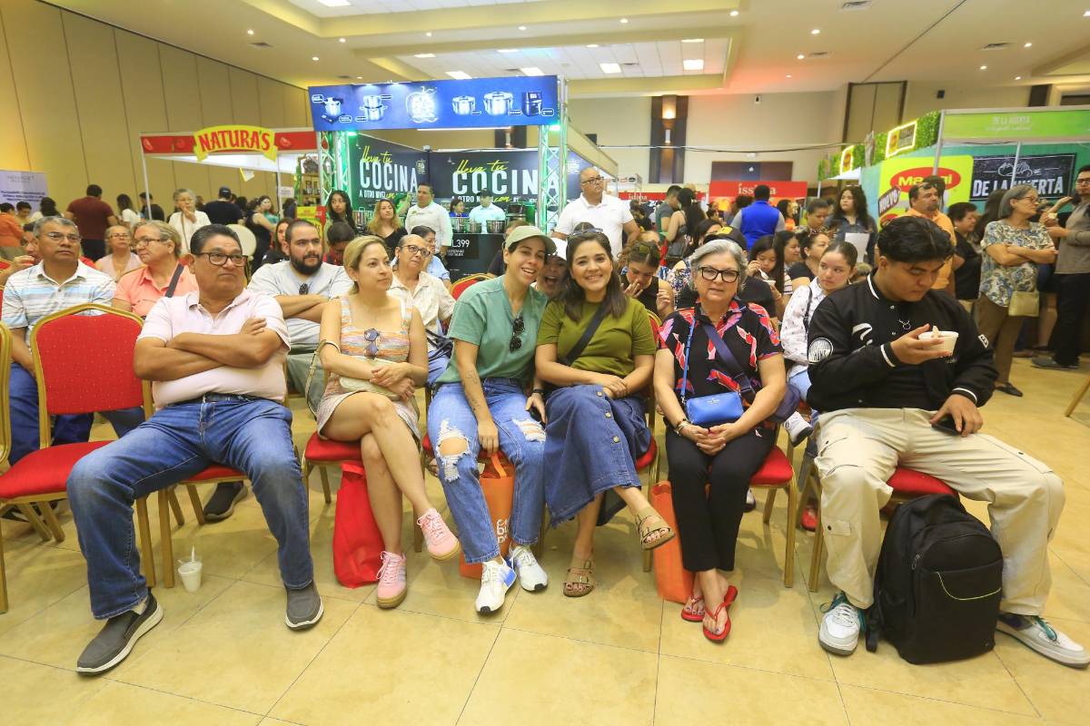 El Chef Aquiles Chávez goza en la Expo Buen Provecho al ritmo de Sopa de caracol