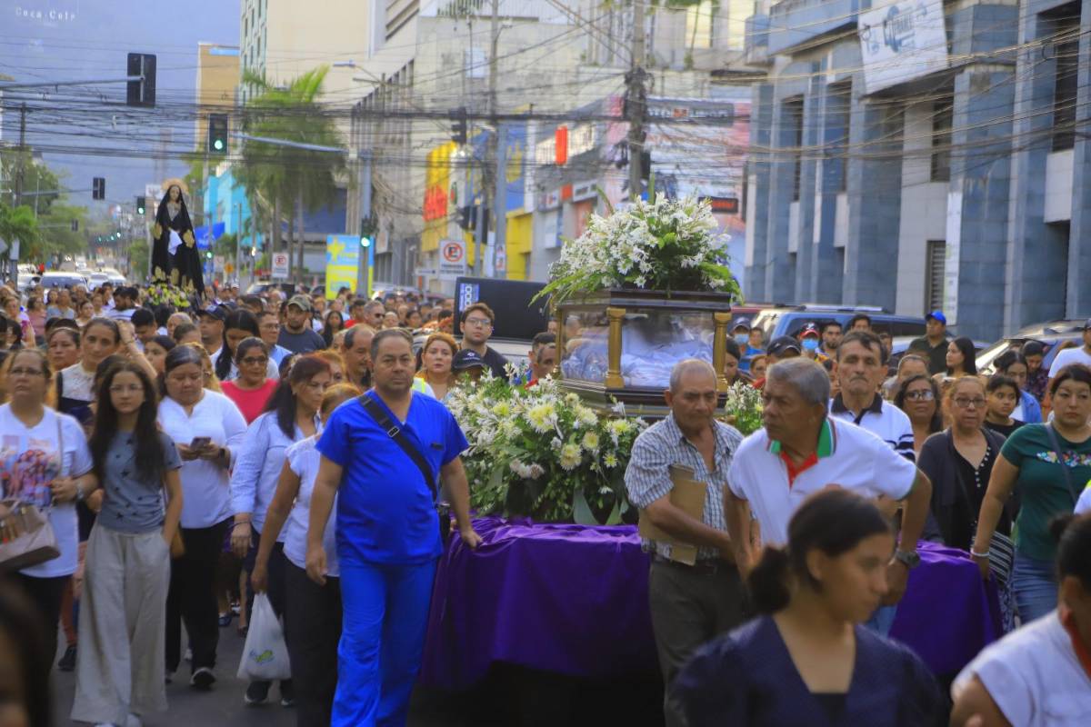 Miles de sampedranos acompañan procesión del Santo Entierro