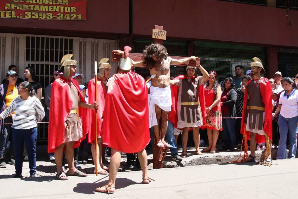 Con fe y devoción, hondureños reviven la Pasión de Cristo en Viernes Santo